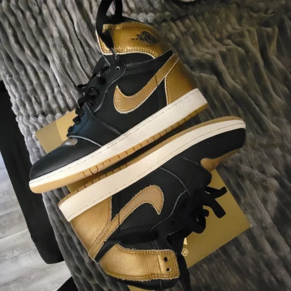 Air Jordan 1 Retro High OG'Metallic Gold
